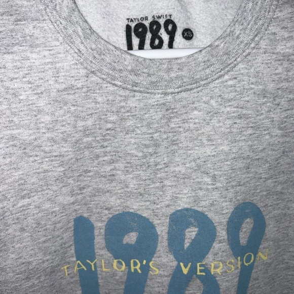 Taylor Swift Gray Crewneck Sweater xs - Picture 9 of 14